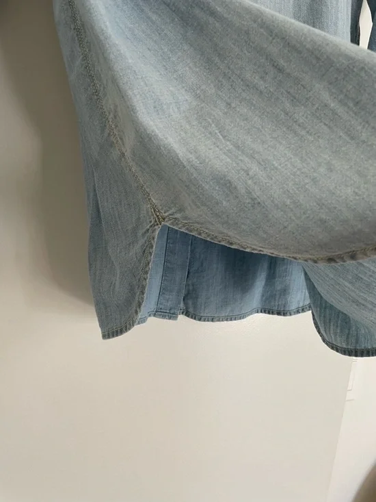 Madewell Classic Light Chambray Button Down Shirt in Medium - Picture 11 of 15